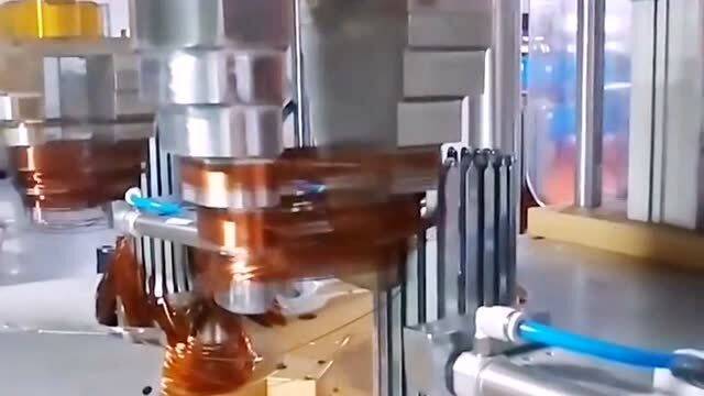 機器代替人工的時代已經(jīng)來臨,工廠里的機械加工銅線,比人工效率高很多倍