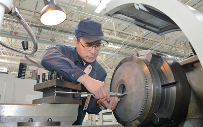 王英武:心手合一打磨&ldquo;絕活兒&rdquo;的航天工匠_新聞頻道_央視網(cctv.com)